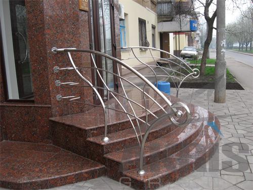 Маршевая лестница с элементами нержавейки